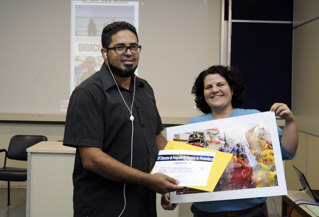 Douglas Fagner  com a professora Carol Monteiro, recebendo a foto premiada pelo júri popular do Facebook.