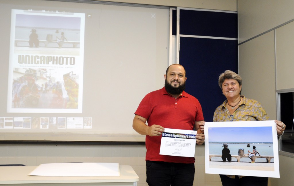 Anderson Freire com a coordenadora Renata Victor, recebendo a foto vencedora pelo júri técnico .