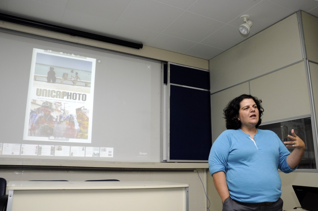 Prof.ª Carol Monteiro, apresentando a 8º edição da Unicaphoto.