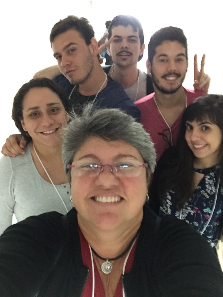 Professora Renata Victor com os alunos de Fotografia e Jornalismo.