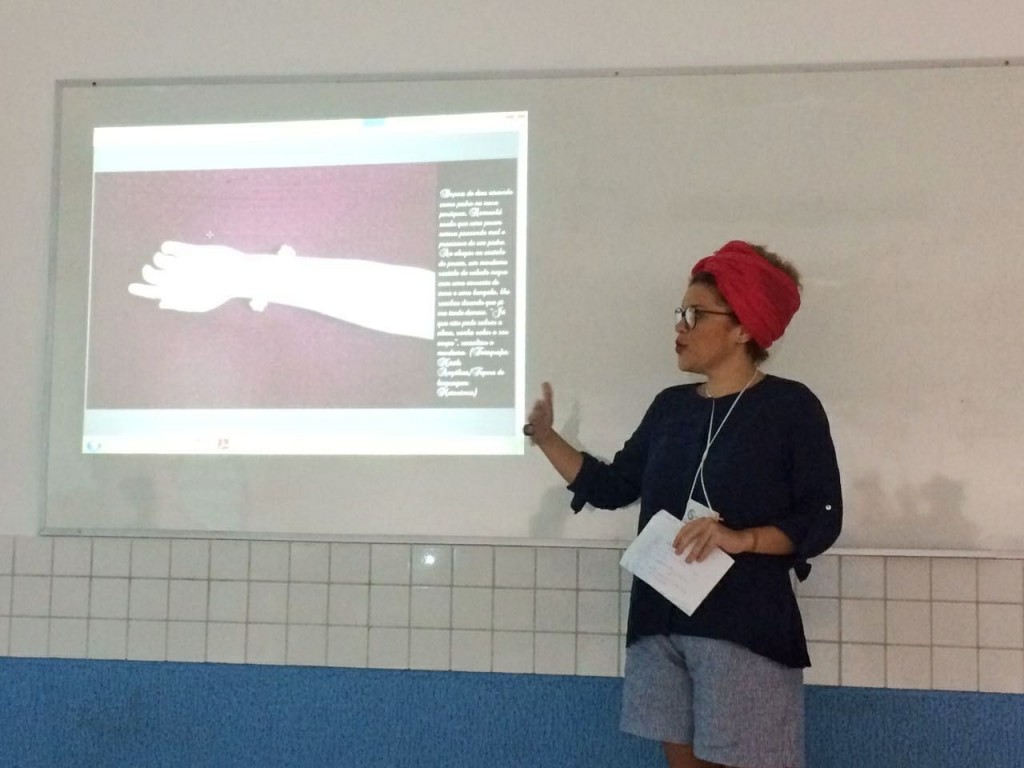 Aluna Suann Medeiros apresentando seu trabalho, A Morte Amorosa, na categoria fotonovela.