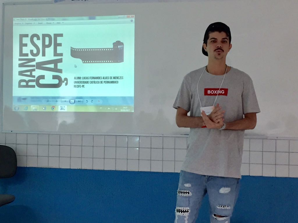 Aluno Lucas Fernandes, apresentando seu trabalho, com o tema Esperança, na categoria videoclipe.