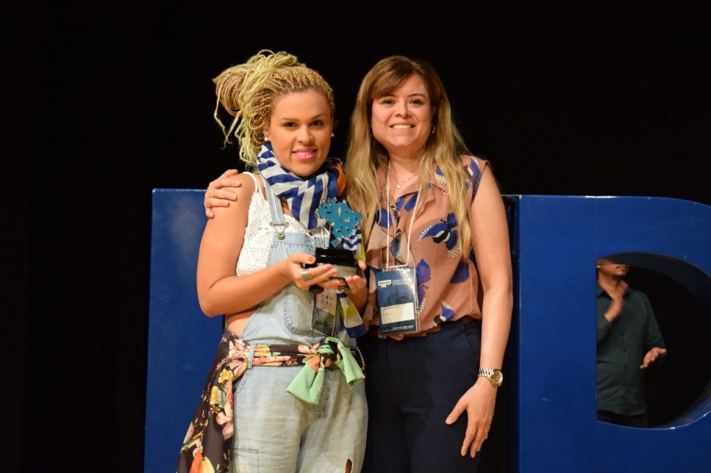 Suann Medeiros recebendo o prêmio em Curitiba.