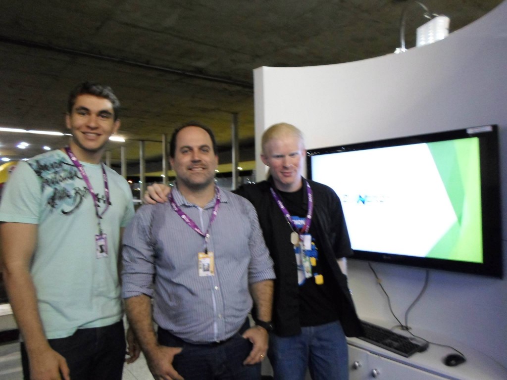 Gerlano Nascimento (à esqueda), professor Anthony Lins (ao centro) e Daniel Nipo apresentão projeto na Campus Party Recife em 2013